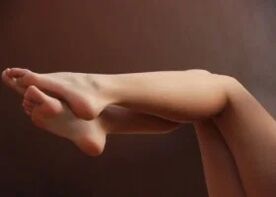 Gambe femminili senza vene varicose
