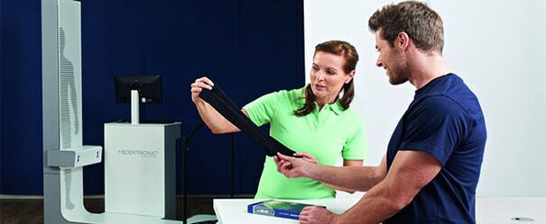 Un flebologo prescrive al paziente di indossare calze compressive